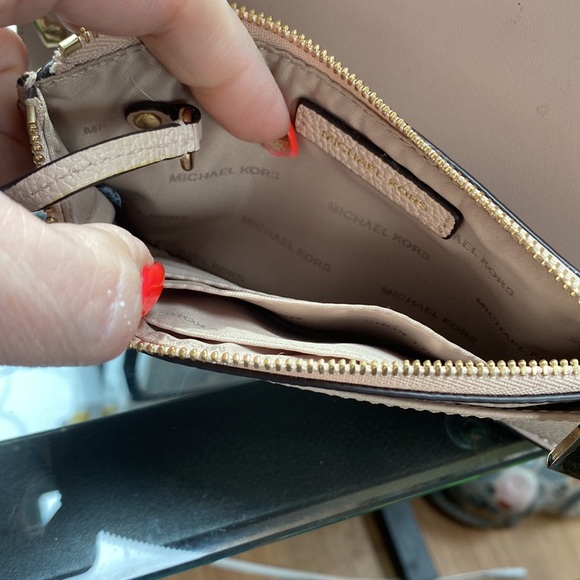 Michael Kors pink shoulder bag with matching wallet. Excellent condition! - Picture 7 of 11